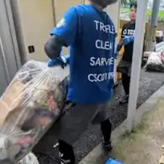 回収前に見積内容を説明するスタッフ